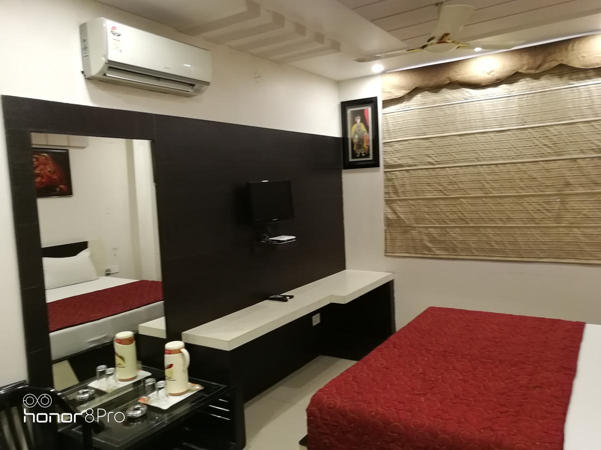 Hotel Jinendra Palace Divisione di Divisione di Jaipur Esterno foto